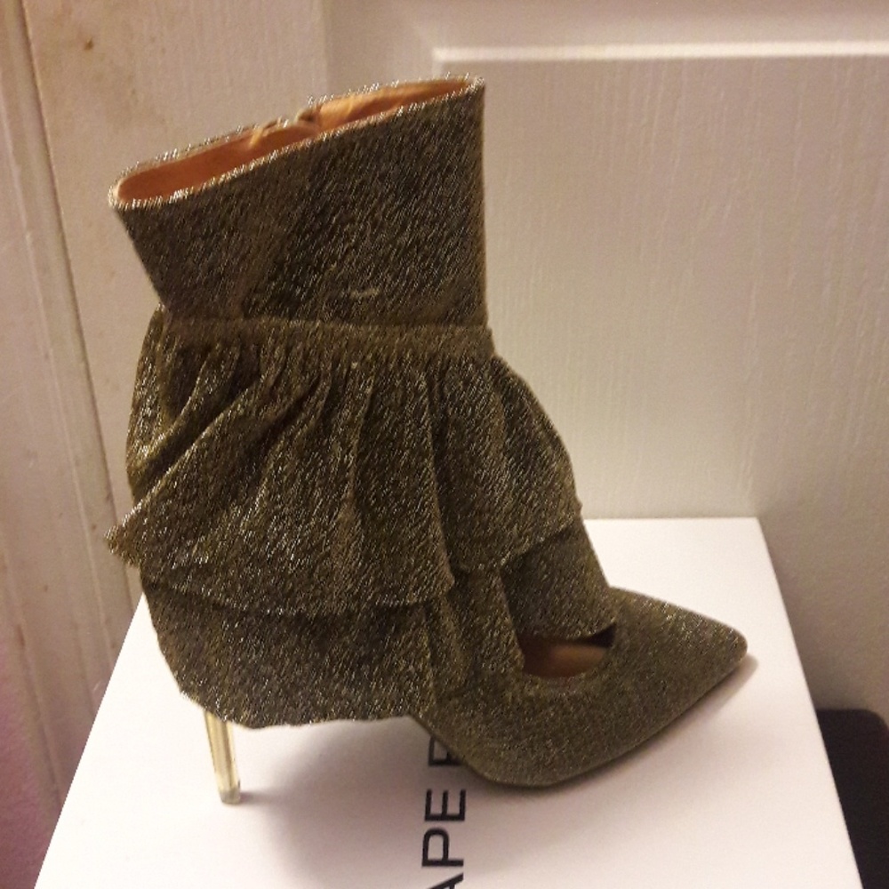 👠NWT👠 Gold heels